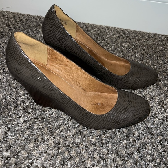 Clarks Artisan Wedge Textured Scale Design Shoes 9M - Picture 1 of 3